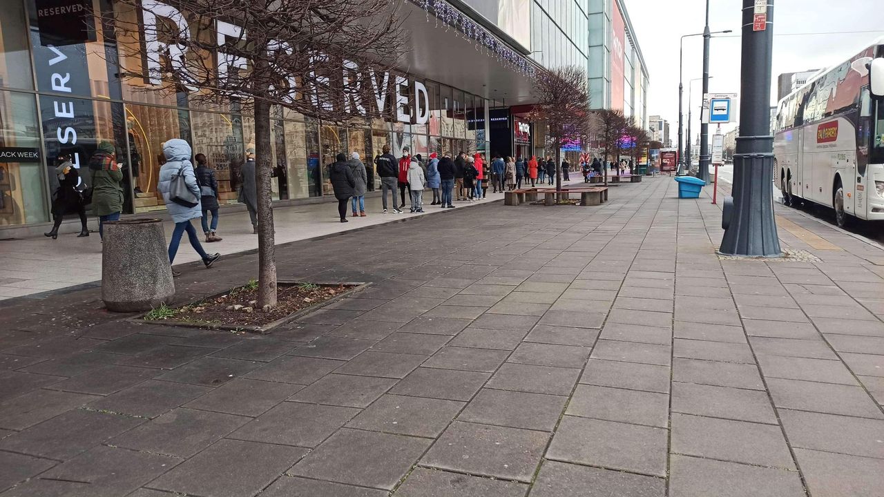 Otwarcie galerii handlowych. Kolejki przed wejściem do sklepów