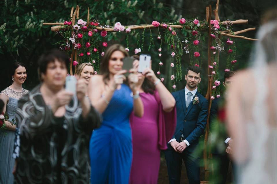 Otwarty list fotografa do gości ślubnych fotografujących telefonami