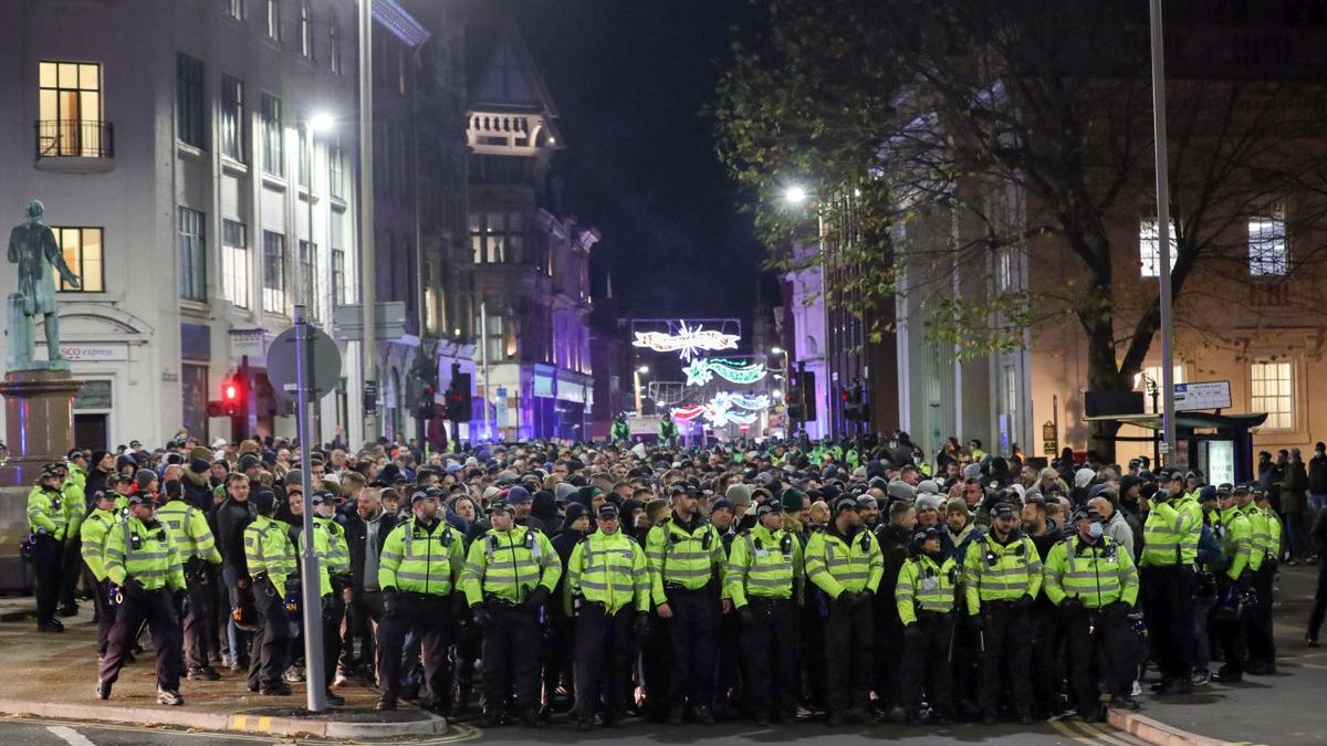 Zdjęcie okładkowe artykułu: Newspix / PIOTR KUCZA/FOTOPYK / Policja w Leicester pilnuje kibiców Legii