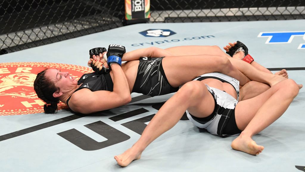 Getty Images / Josh Hedges/Zuffa LLC / Na zdjęciu: Karolina Kowalkiewicz poddawana przez Jessicę Pennę
