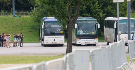 Wycieczka odjechała bez ucznia. Dziecko zostało na parkingu