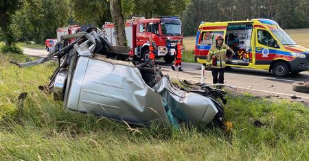 Mitsubishi roztrzaskane na drzewie. Obok auta leżały zwłoki