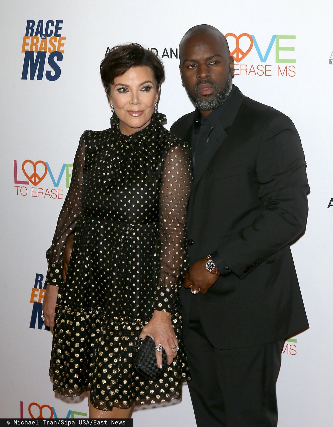 Kanye West publikuje nagłówek newsa, mówiący, że chłopak Kris Jenner ZDRADZIŁ JĄ w nocnym klubie