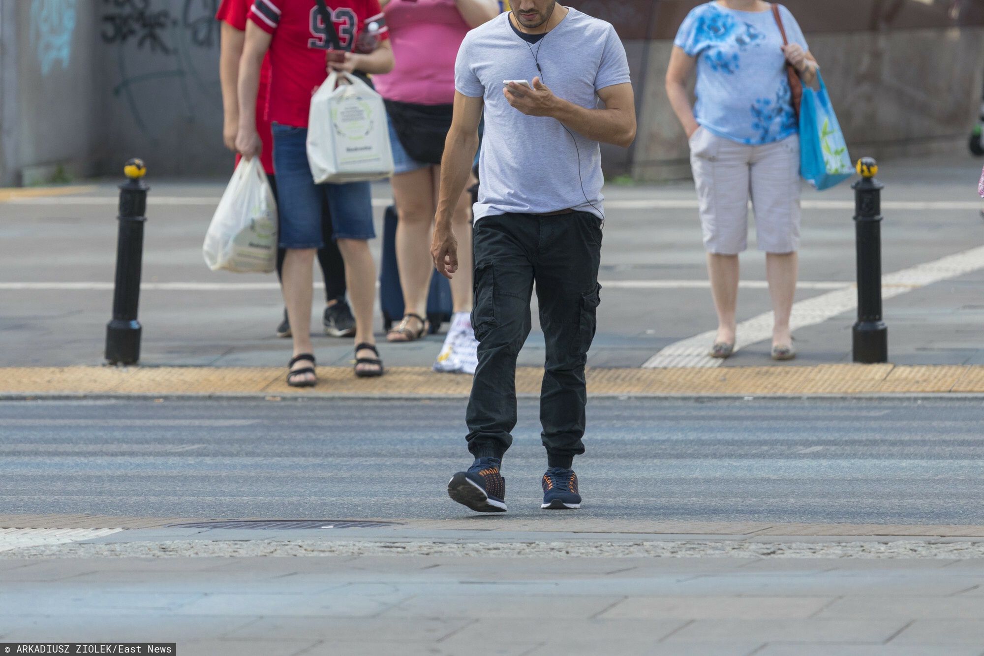 Stock Arkadiusz Zi�?ek
fot: Arkadiusz Ziolek/ East News. Warszawa. 11.08.2019.  n/z Rozmowa na ulicy przez telefon komorkowy.
ARKADIUSZ ZIOLEK