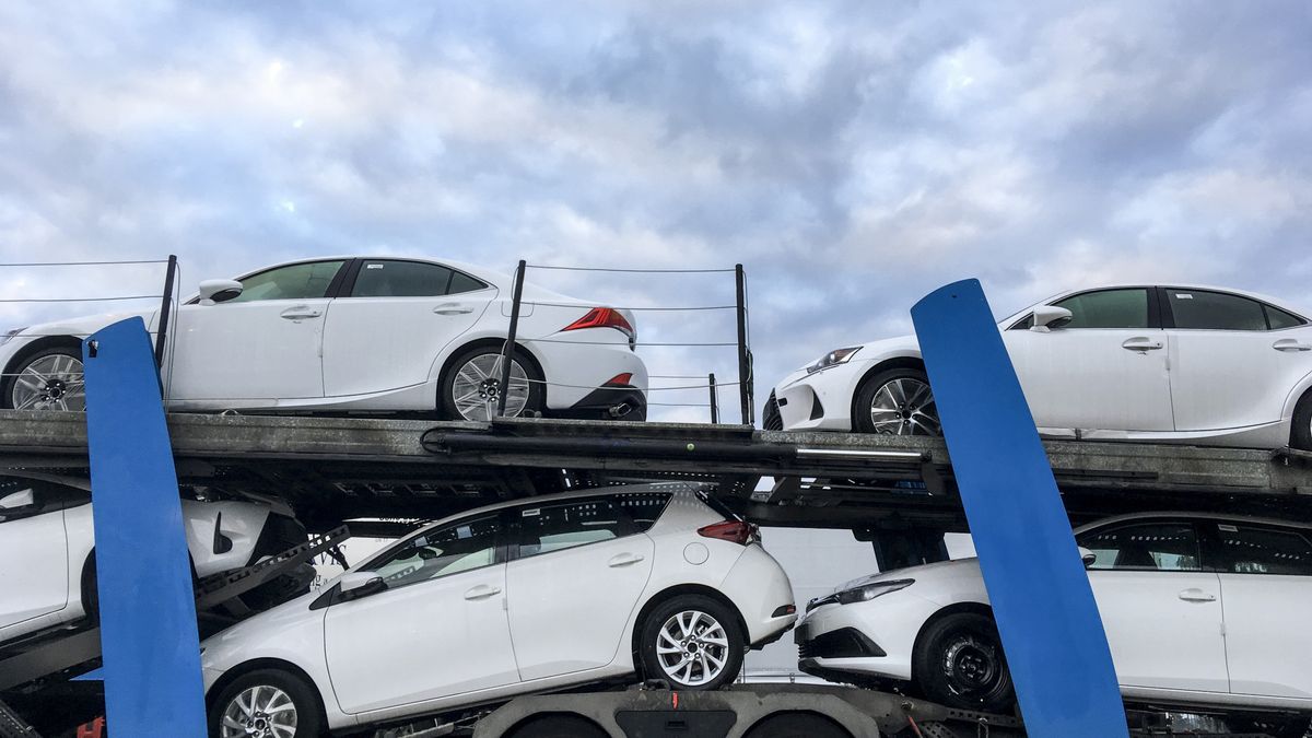 Od początku roku sprzedaż aut spadła o 13,2 proc. względem analogicznego okresu w zeszłym roku