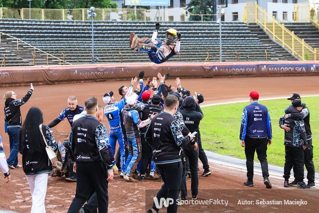 Paweł Przedpełski podrzucany przez kolegów po wygranym ostatnim biegu w Tarnowie