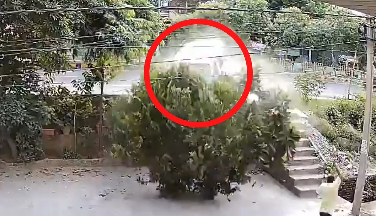 Bus poleciał w dół. W środku dzieci. Dramatyczne nagranie z Indii