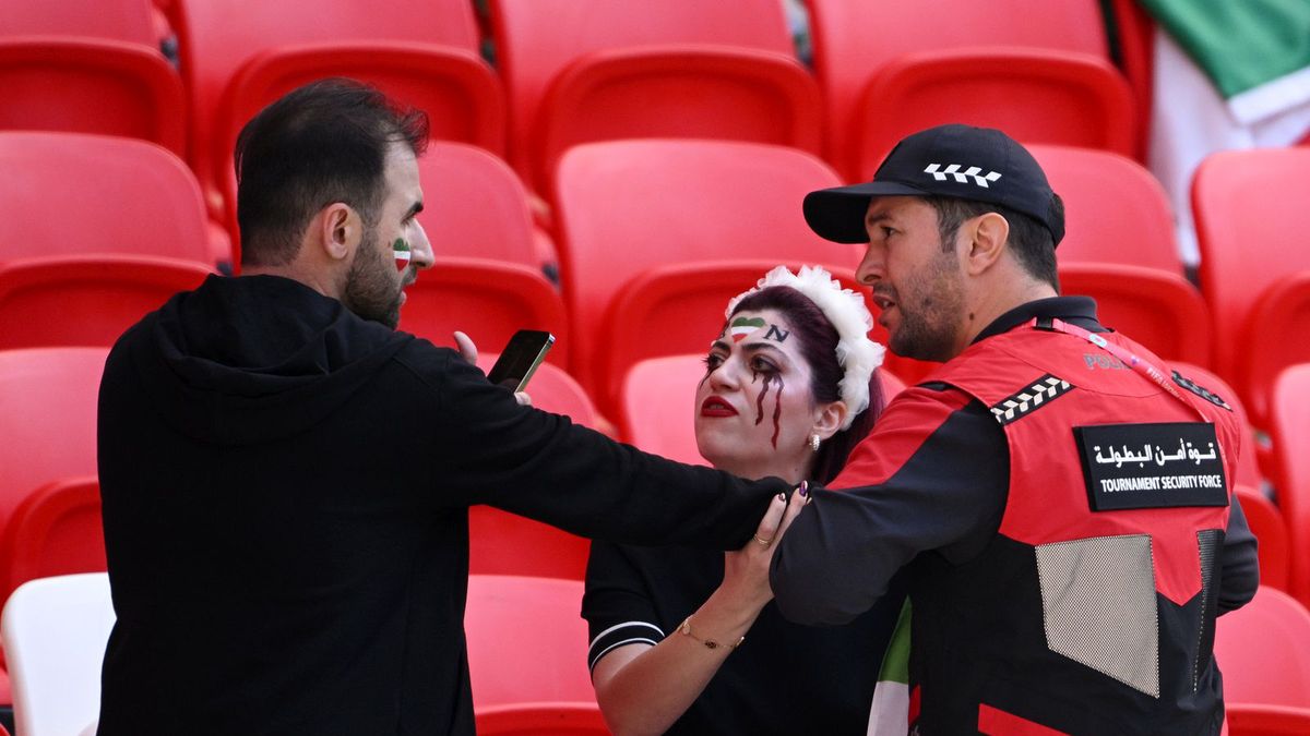 Getty Images / Ochroniarz interweniuje w sprawie irańskich fanów wyrażających sprzeciw wobec irańskiego reżimu