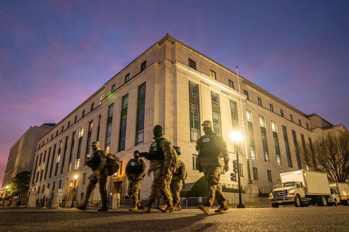 Członkowie Gwardii Narodowej są przydzielani do służby w Kapitolu Stanów Zjednoczonych w Waszyngtonie