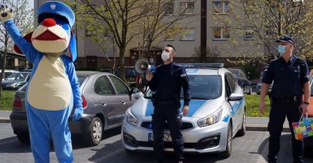 Żory. Policjanci z urodzinową wizytą u 6-latka na kwarantannie
