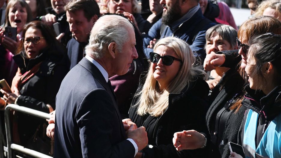 London prepares for late Queen Elizabeth II's funeral
epa10189692 Britain's King Charles III greets people in the queue to see Britain's late Queen Elizabeth II lying in state on the South Bank in London, Britain, 17 September 2022.  The queen's funeral will be held on 19 September, following four days of lying in state inside Westminster Hall.  EPA/NEIL HALL 
Dostawca: PAP/EPA.
NEIL HALL
