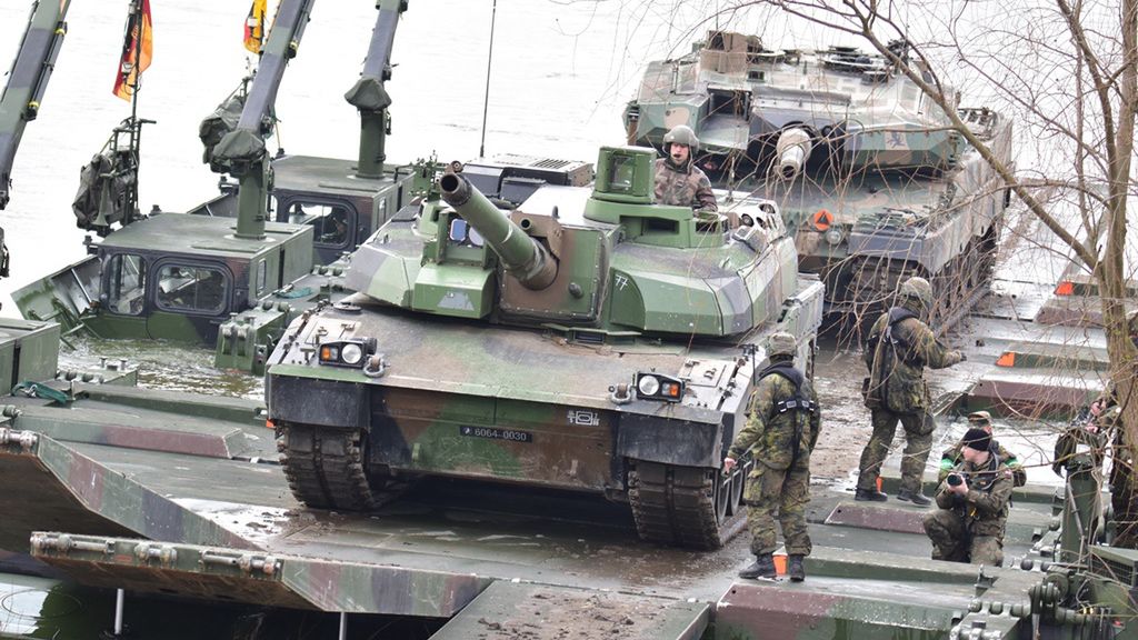 Rozładunek czołgów Leclerc i Leopard 2 z promu M3
