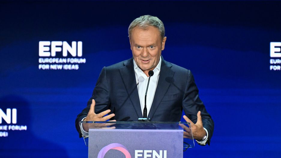 Sopot, 17.10.2025. Premier Donald Tusk podczas wystąpienia "Wojna czy pokój" na zakończenie Europejskiego Forum Nowych Idei 2025 w hotelu Radisson Blu w Sopocie, 17 bm. Trzydniowe wydarzenie, organizowane przez Konfederację Lewiatan przy współpracy z miastem Sopot i BusinessEurope, to jedna z najważniejszych konferencji biznesowych w tej części Europy. W tym roku jednym z kluczowych tematów były obronność i bezpieczeństwo. (aldg) PAP/Marcin Gadomski