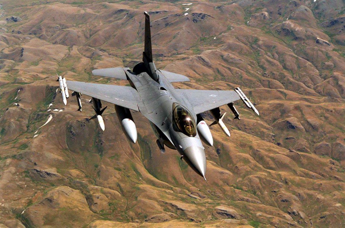 Amerykański F-16 patroluje teren Iraku. Zdjęcie ilustracyjne