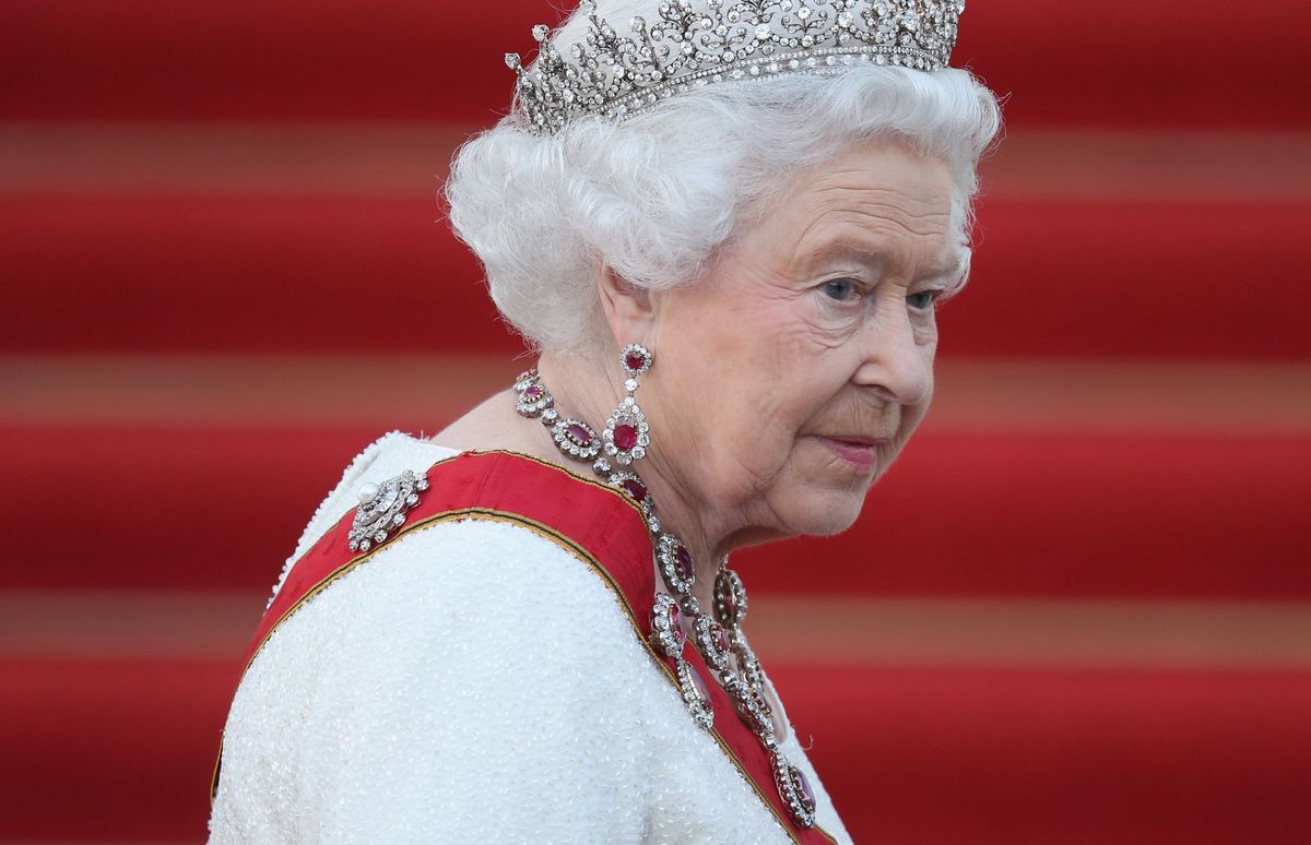 "Gdzie jest królowa, kiedy kraj jej potrzebuje? Dziewięćset kilometrów od Londynu, serca narodowej żałoby" - pisało "The Sun"