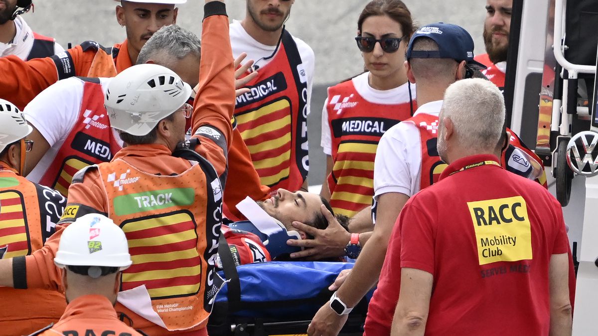 Getty Images / Burak Akbulut / Na zdjęciu: Francesco Bagnaia po wypadku w Barcelonie