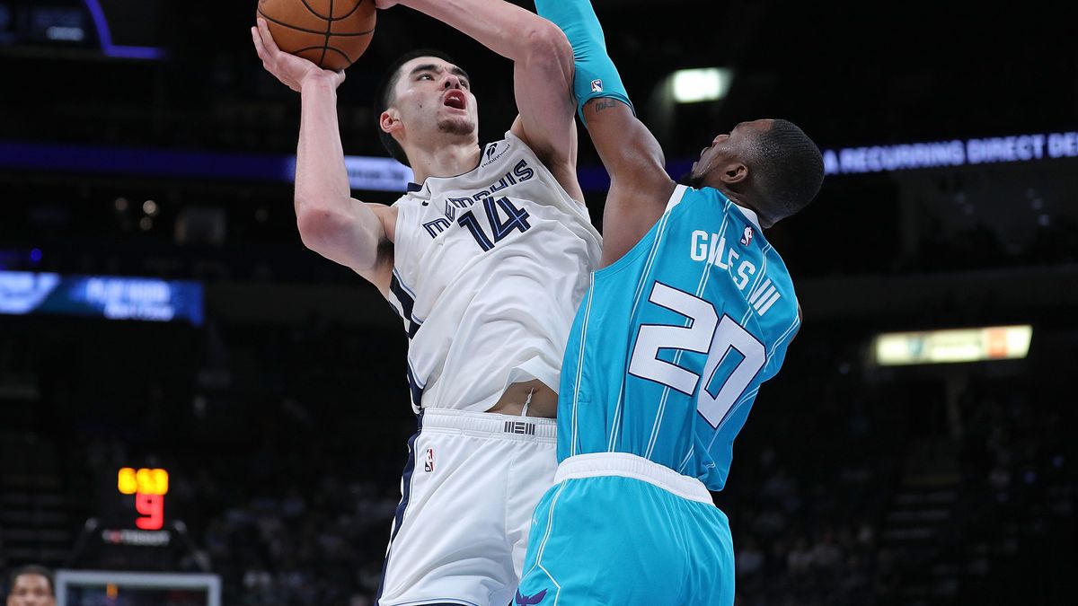 Getty Images / Justin Ford / Na zdjęciu: Zach Edey (Memphis Grizzlies) i Harry Giles III z Charlotte Hornets