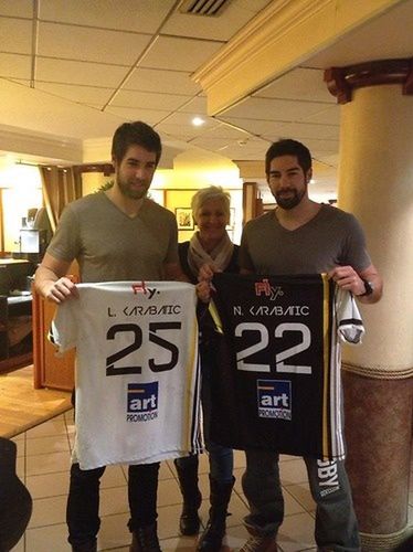 Luka i Nikola Karabatić z koszulkami Aix (źródło: Facebook)