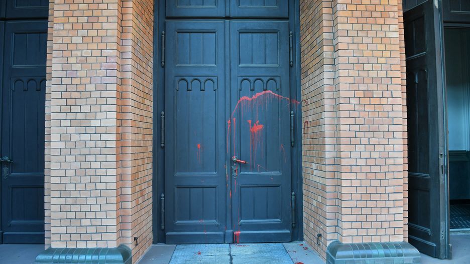 Warszawa. Oblane czerwoną farbą drzwi kościoła pw. św. Augustyna