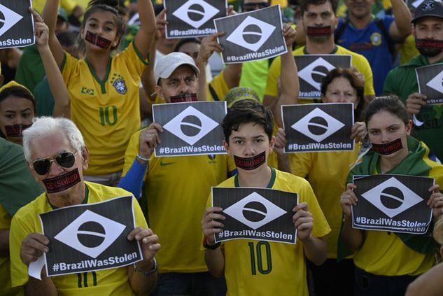 To nie przypadek, że na protestach przeciwko przegranej Bolsonaro dominują koszulki z numerem 10 (fot: Mateus Bonomi/Anadolu Agency, getty images)