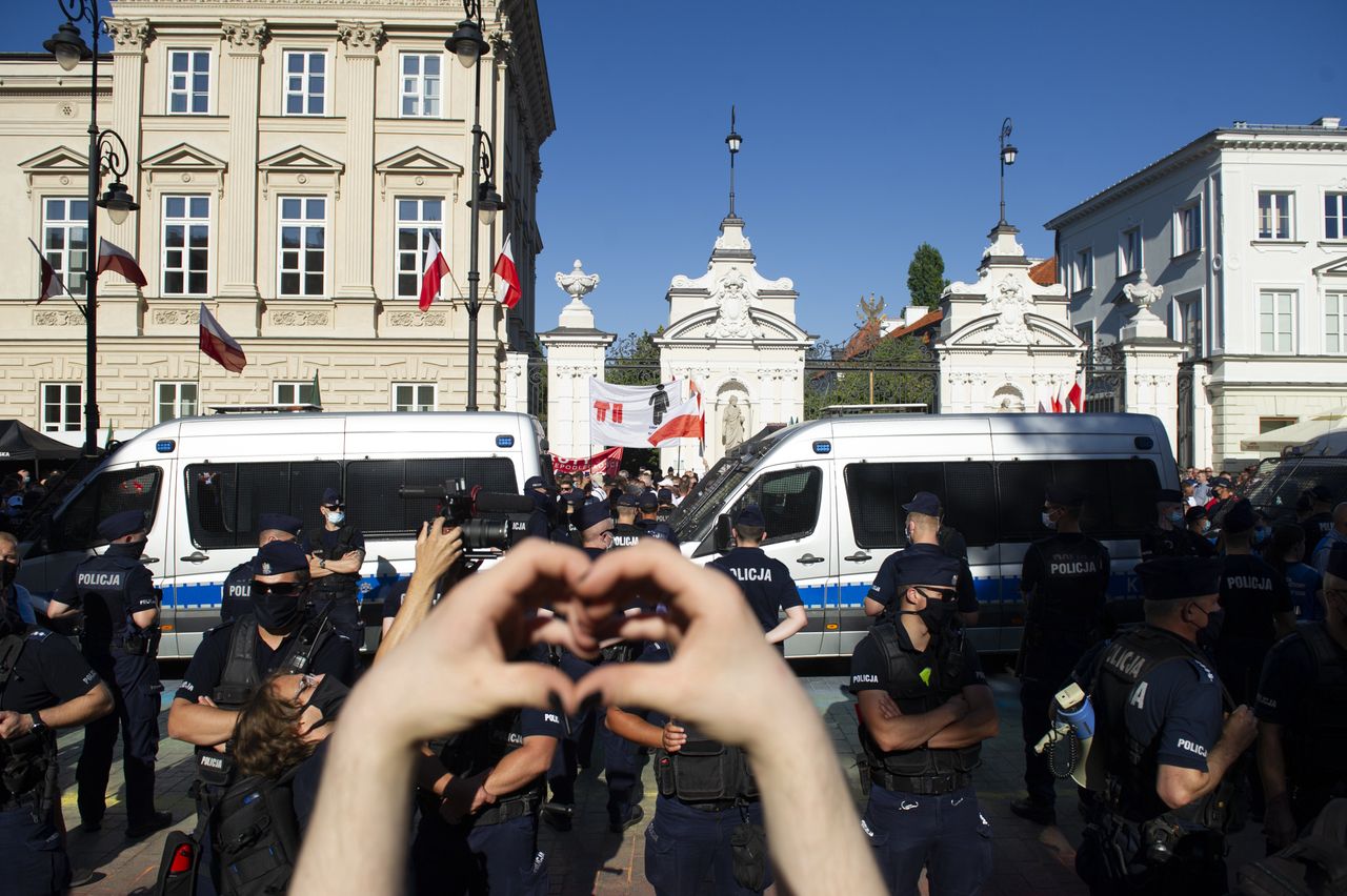 Makowski: "Podwyżki i protesty LGBT nie zmieniły partyjnej układanki" [OPINIA]