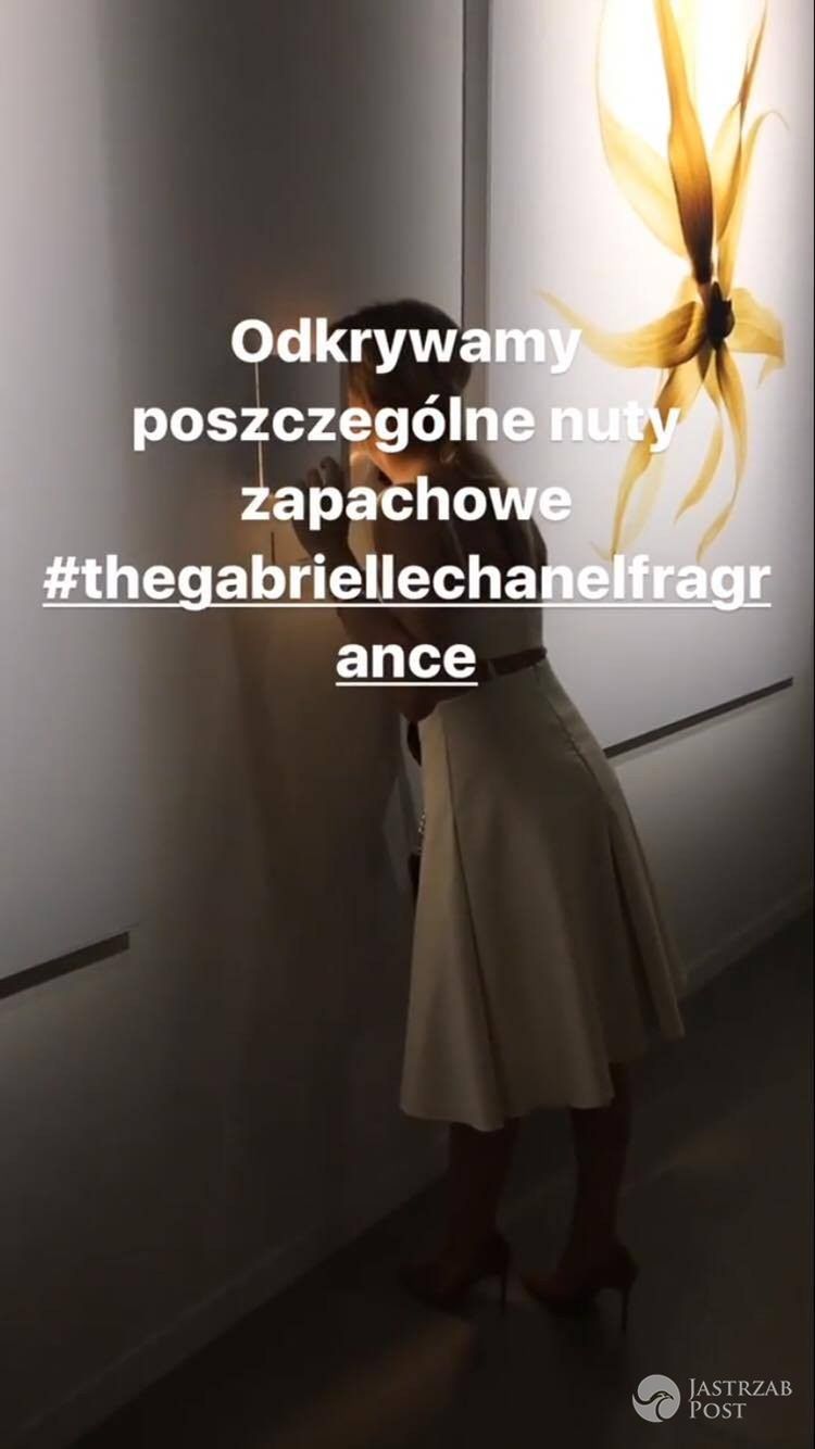 Kasia Tusk wącha nowy zapach perfum