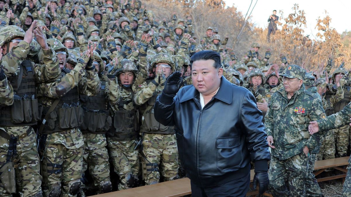 Kim Dzong Un przeprowadza inspekcj? g?�wnej bazy szkolenia armii
This picture taken on March 6, 2024 and released by North Korea's official Korean Central News Agency (KCNA) on March 7 shows North Korean leader Kim Jong Un (C) inspecting a major operational training base in the western area of the Korean People's Army (KPA) at an undisclosed location in North Korea. (Photo by KCNA VIA KNS / AFP) / - South Korea OUT / ---EDITORS NOTE--- RESTRICTED TO EDITORIAL USE - MANDATORY CREDIT "AFP PHOTO/KCNA VIA KNS" - NO MARKETING NO ADVERTISING CAMPAIGNS - DISTRIBUTED AS A SERVICE TO CLIENTS
THIS PICTURE WAS MADE AVAILABLE BY A THIRD PARTY. AFP CAN NOT INDEPENDENTLY VERIFY THE AUTHENTICITY, LOCATION, DATE AND CONTENT OF THIS IMAGE. /
STR