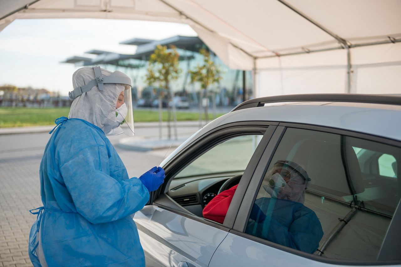 Koronawirus. Jak działają punkty drive-thru w okresie świątecznym? Sprawdziliśmy