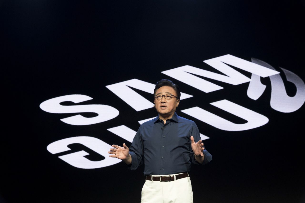 DJ Koh podczas pierwszej prezentacji składanego Samsunga w listopadzie, fot. materiały prasowe