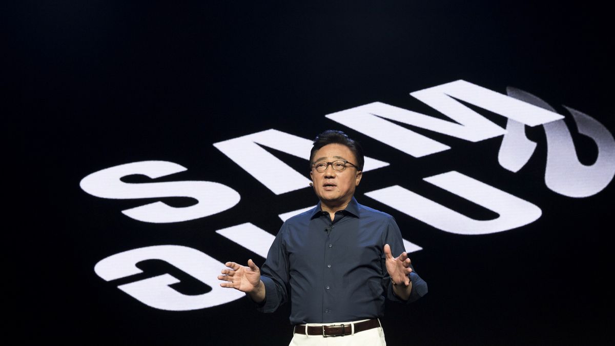 DJ Koh podczas pierwszej prezentacji składanego Samsunga w listopadzie, fot. materiały prasowe