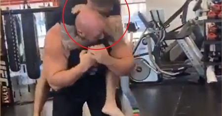 Rozmiar nie ma znaczenia. Gwiazdor MMA zmierzył się z ogromnym rywalem
