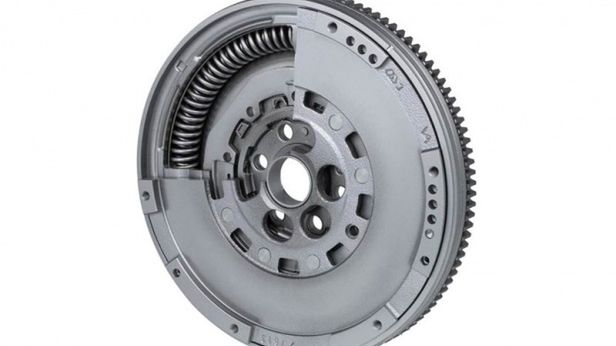 Dwumasowe koło zamachowe w częściowym przekroju