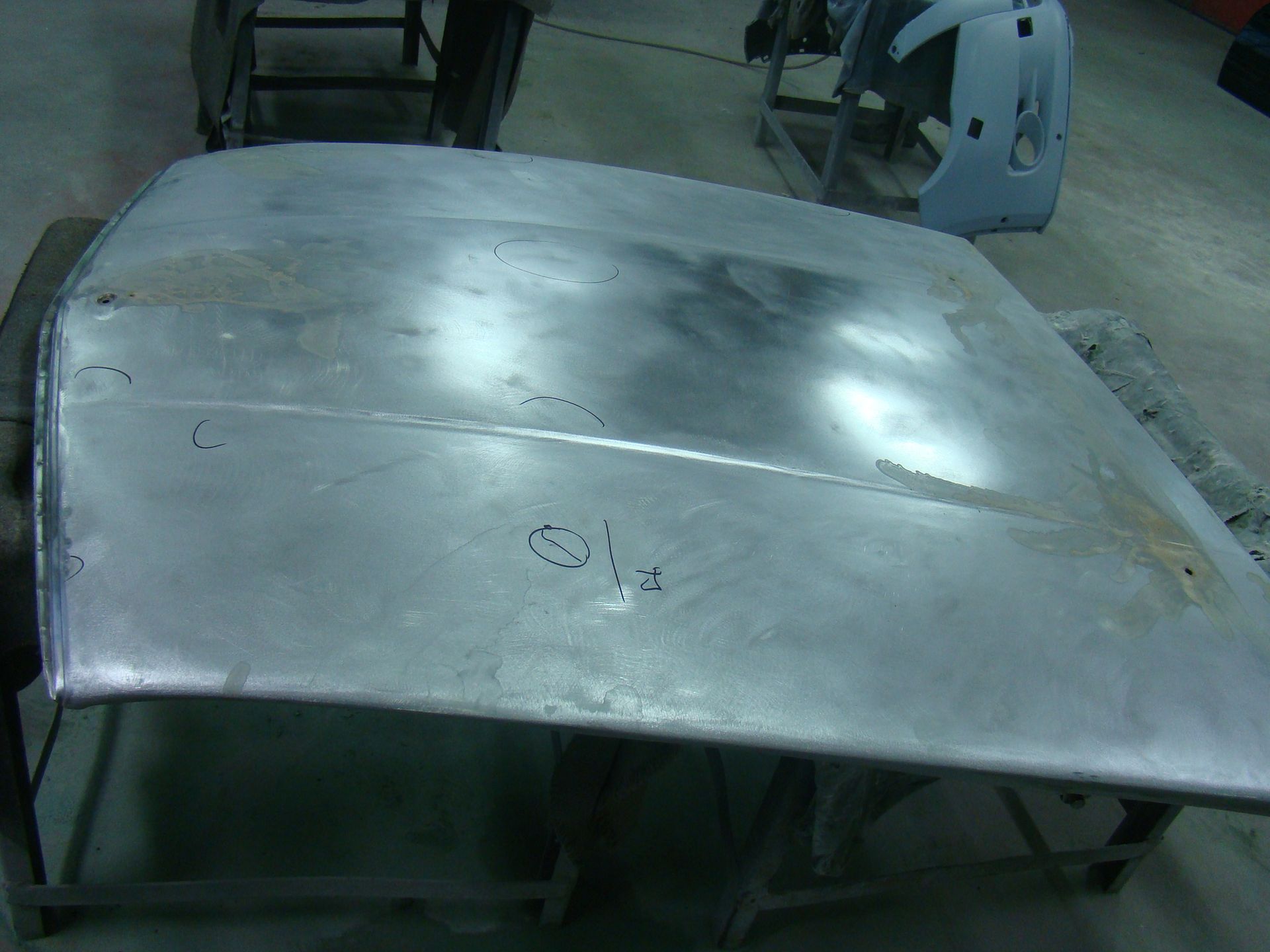 Mercedes 450 SL (R107) - prace nad pokrywą silnika 9