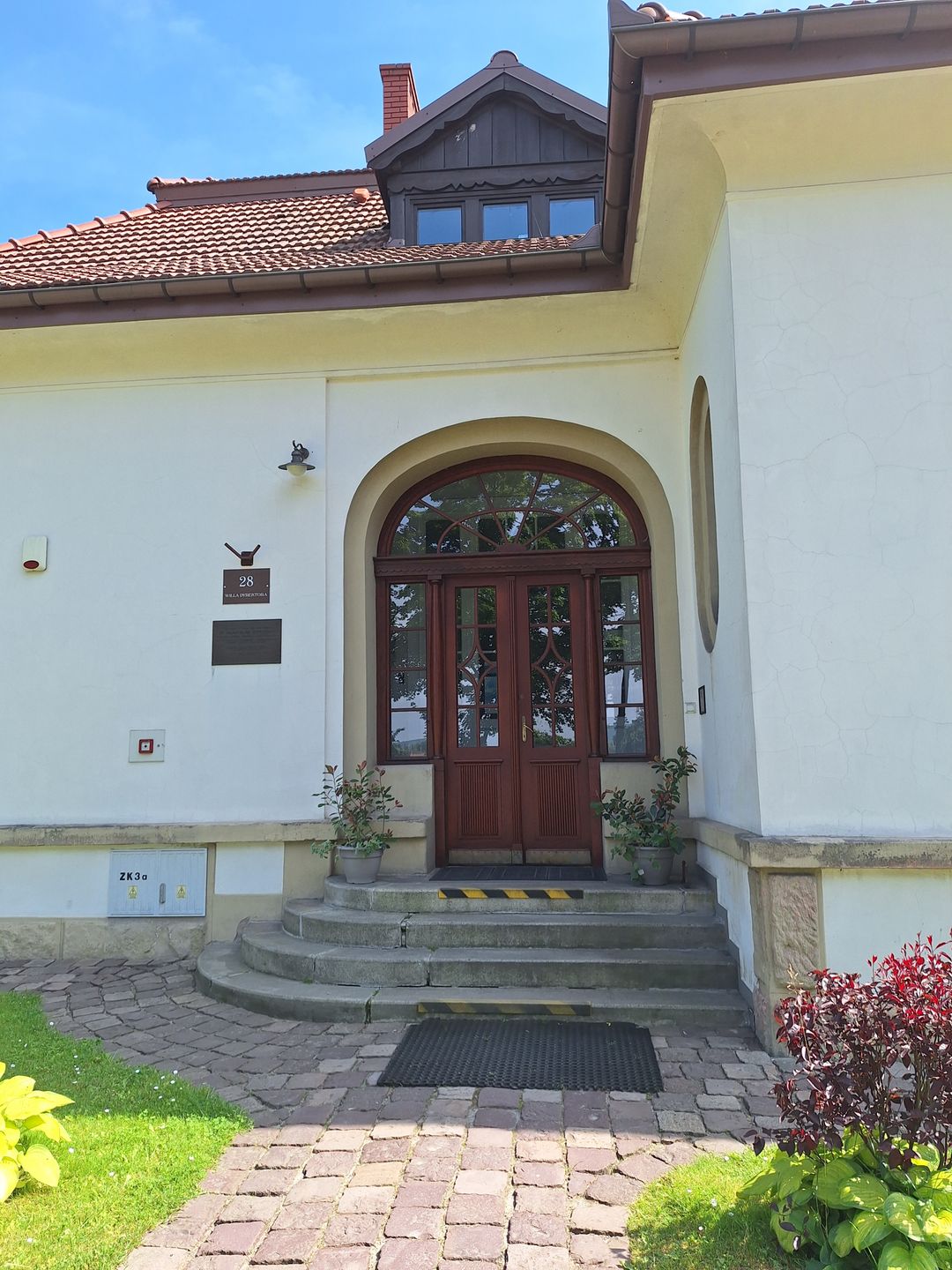 Wejście do willi dyrektora, w której rezydował Alex Kroll