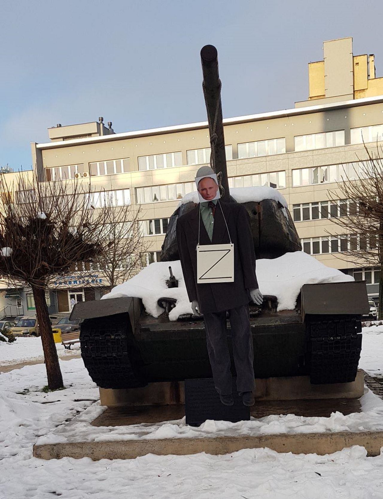 Gliwice. Kukła Putina zawisła na czołgu przed Sądem Rejonowym