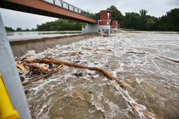Poziom wód w Odrze cały czas rośnie. Hydrolodzy wydają żółte alerty