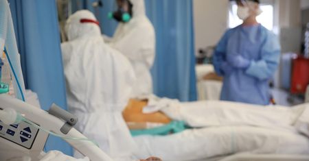 Koronawirus. Chirurg o operowaniu chorych na COVID-19: to wyzwanie