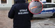 Rzucił się na radiowóz Straży Miejskiej. Wykrzykiwał też groźby