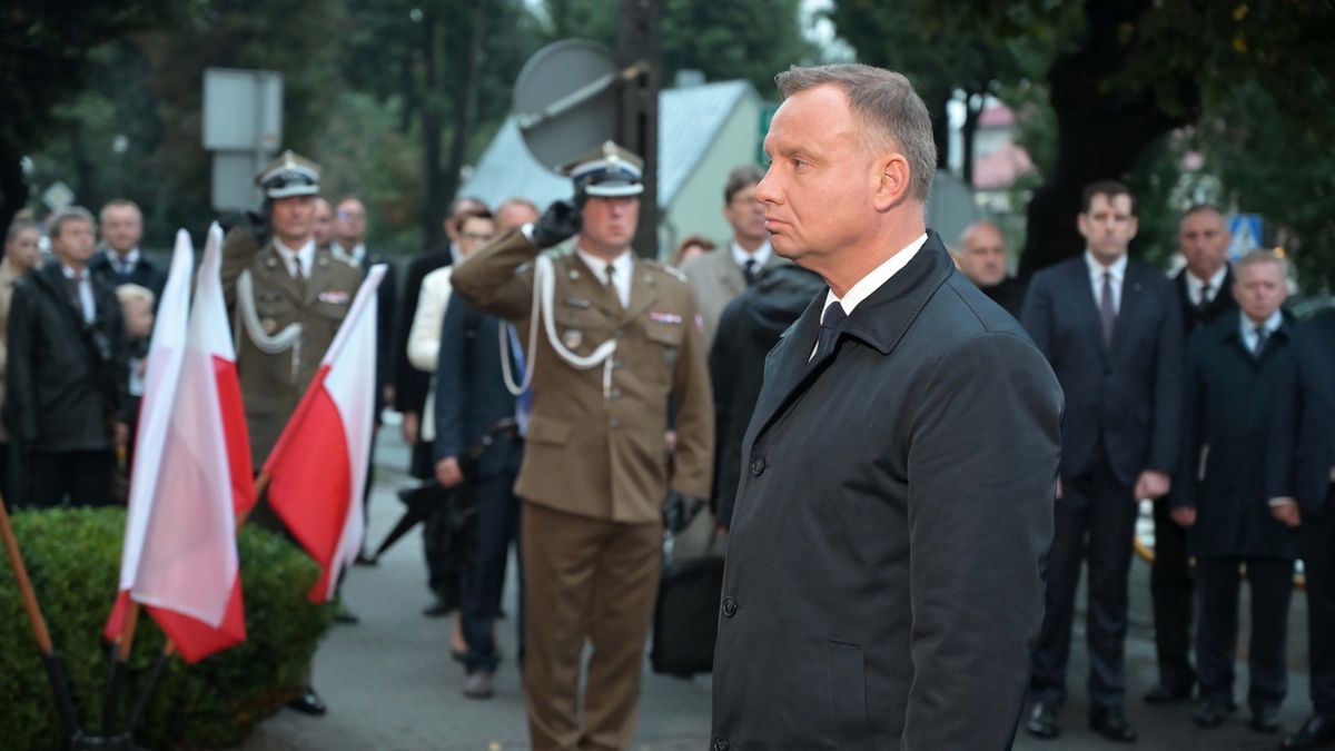 rezydent Andrzej Duda podczas złożenia więca przed pomnikiem ku czci ofiar niemieckiego bombardowania szpitala pod wezwaniem Wszystkich Świętych w Wieluniu 1 września 1939 roku