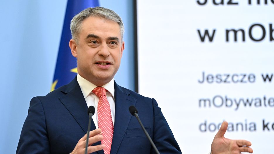 Warszawa, 18.09.2025. Wicepremier, minister cyfryzacji Krzysztof Gawkowski podczas konferencji prasowej "Uczniowie w świecie cyfrowych usług - prezentacja mObywatela Junior w aplikacji mObywatel", 18 bm. w KPRM w Warszawie. (mr) PAP/Radek Pietruszka