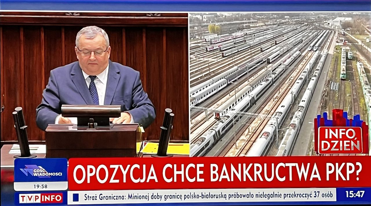 "Opozycja chce bankructwa PKP?" - grzmiał czerwony pasek w TVP Info