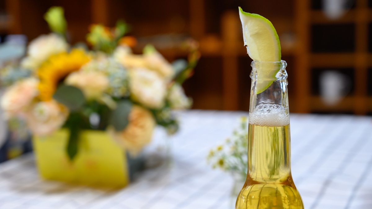 A slice of lemon in the mouth of the beer bottle
xu wu