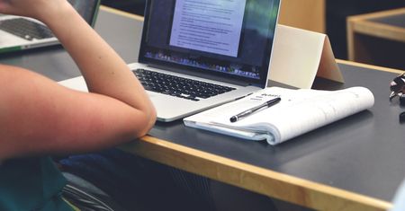 Polacy pracują średnio 45 godz. tygodniowo. Najwięcej ci z pensją około 4 tys. zł