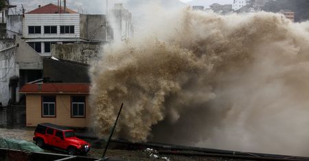Chiny sparaliżowane przez Tajfun. Odwołane loty i ewaukacja 1,1 mln ludzi