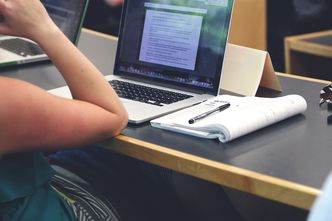 Polacy pracują średnio 45 godz. tygodniowo. Najwięcej ci z pensją około 4 tys. zł