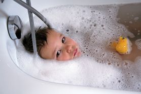 Utonięcie to czasem kwestia minut. Kiedy można zostawić dziecko samo w kąpieli?