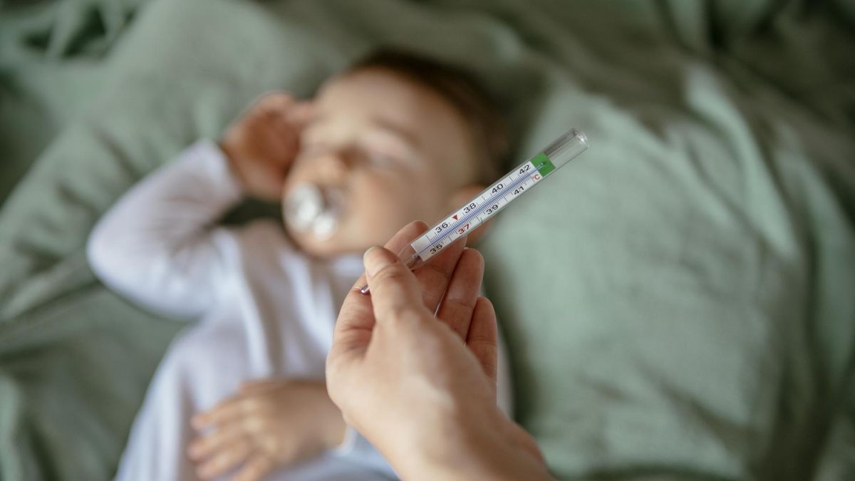 Przeziębienie u niemowlaka najczęściej objawia się gorączką, katarem i kaszlem.