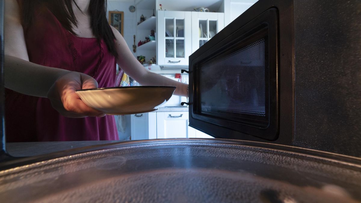 Jedzenie podgrzane w mikrofalówce – tego kroku nie pomijaj. CDC ostrzega