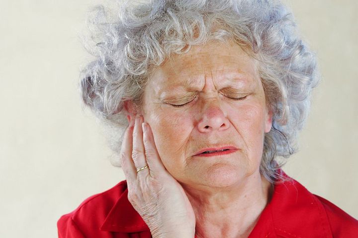 Grzybicze zapalenia ucha to infekcja, która wywołuje ból i pieczenie. 