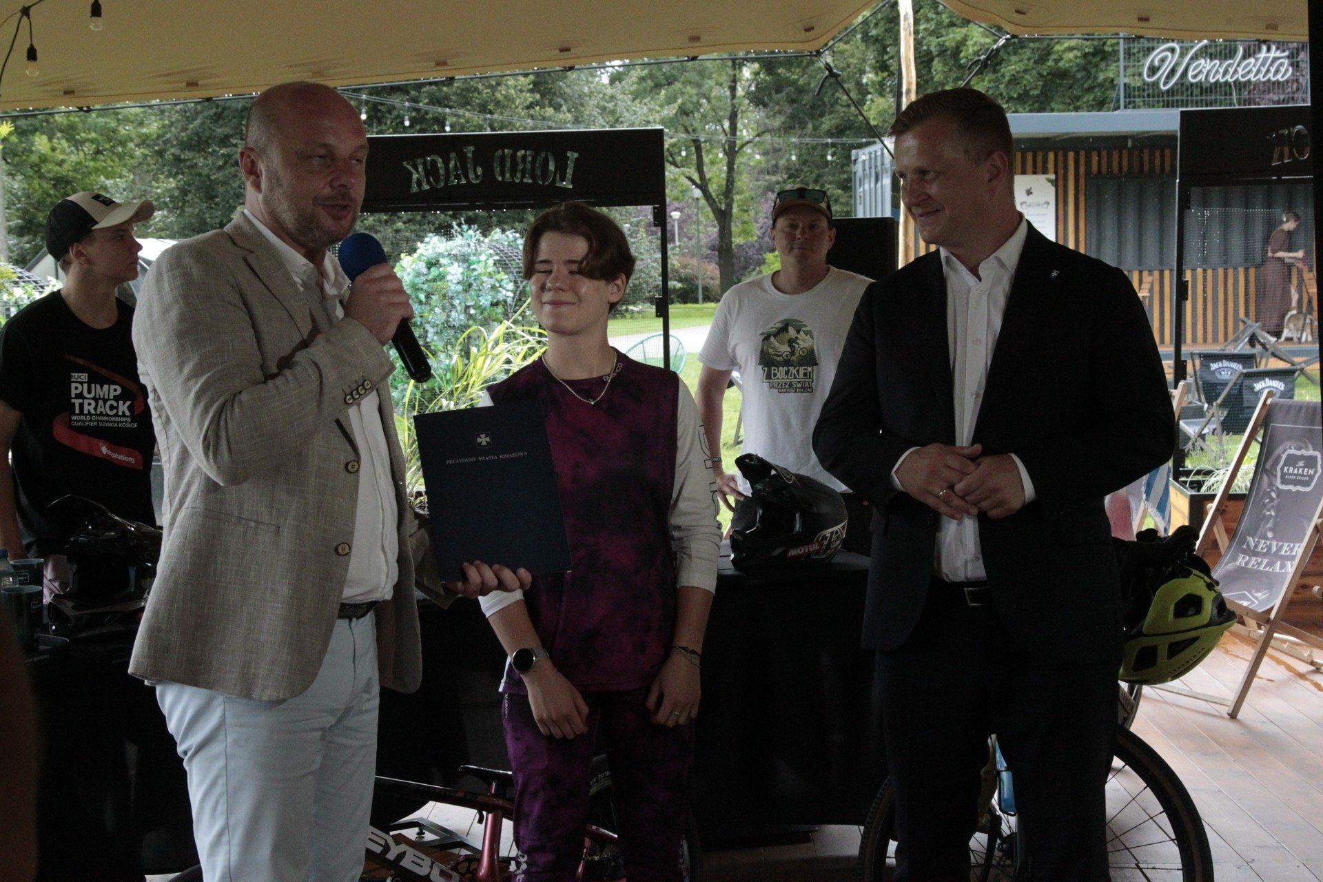 Podczas konferencji prezydenci Konrad Fijołek i Marcin Deręgowski uhonorowali Amelię Dudek oficjalnym lisem gratulacyjnym za zdobycie mistrzostwa Polski w Pumptrack’u.   